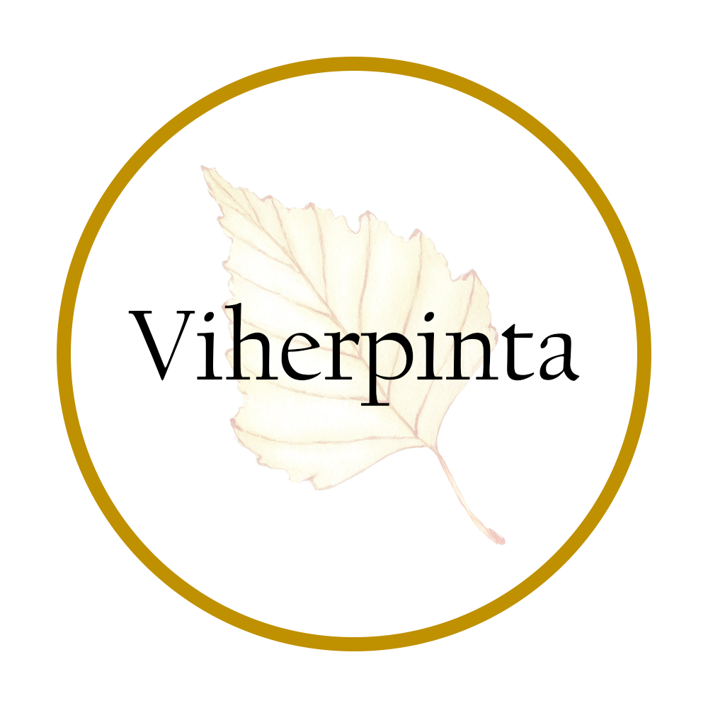 Viherpinta-brändin logo, jossa on okranvärisen ympyrän keskellä vaalea keltainen koivunlehti ja musta teksti: Viherpinta